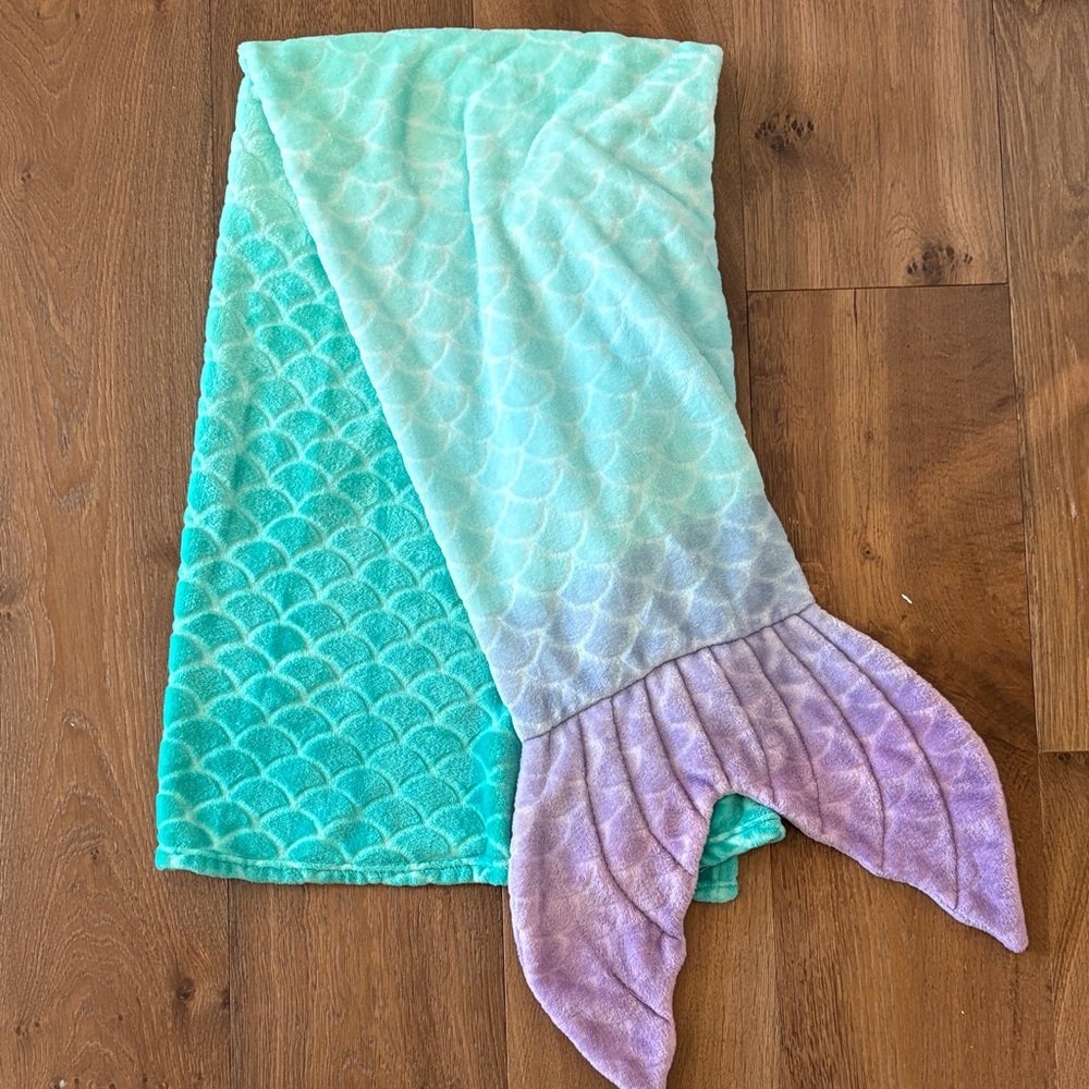 Pillowfort Mermaid Tail Blanket - Aqua and Lavender